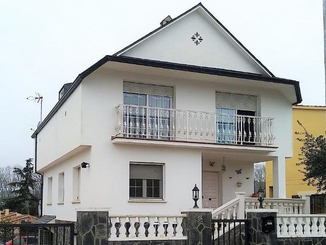 Casa chalet en Venta en Palau solità i Plegamans