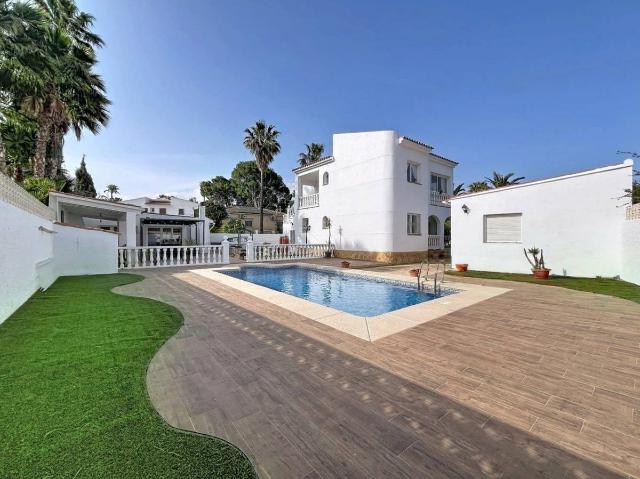 Casa chalet en Venta en Pueblo Urbanizaciones