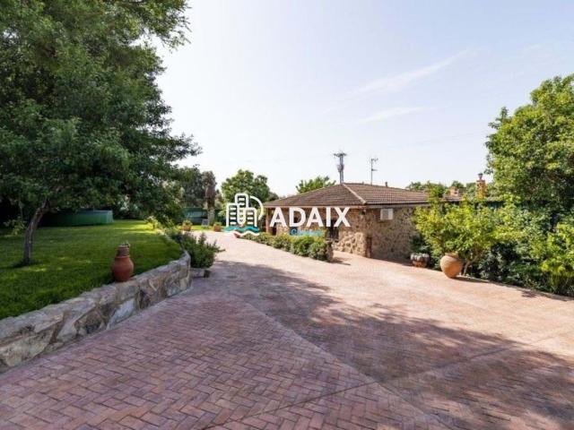 Casa Chalet Independiente con Jardín en Venta