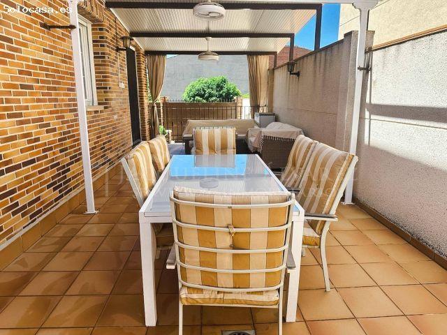 CASA CHALET INDEPENDIENTE CON PISCINA, ZONA GOURMET Y GARAJE PARA MÁS DE 3 VEHÍCULOS