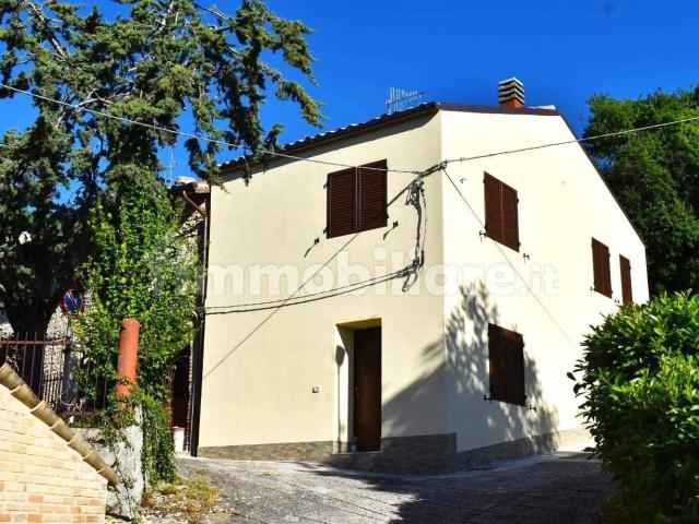 Casa cielo terra ristrutturata con corte privata a Montefort. 95m² Montefortino