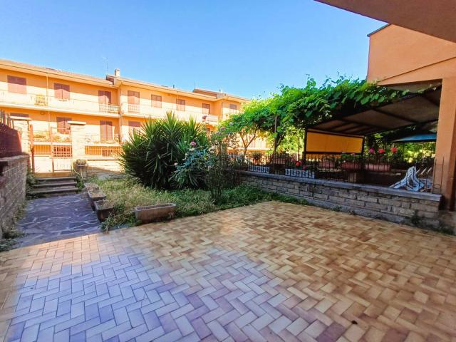 Casa cielo/terra in vendita a Caprarola