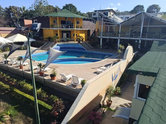 Casa Club de 3118m2 con Piscina, Galpon y Area de Estacionamiento