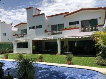 Casa Cocoyoc frente a Centro comercial