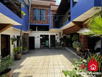 CASA colonial con 2 locales comerciales sobre avenida en Cuernavaca
