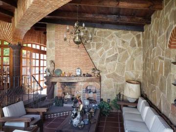 CASA COLONIAL CON POZA EN FRACCIONAMIENTO EN TEQUISQUIAPAN