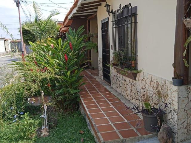 Amplia Casa Estilo Colonial en Urb La Caracola. Sector Los Pinos, Cabudare