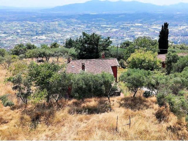 Casa colonica con annessi e terreno in posizione panoramica. 200m² Uzzano