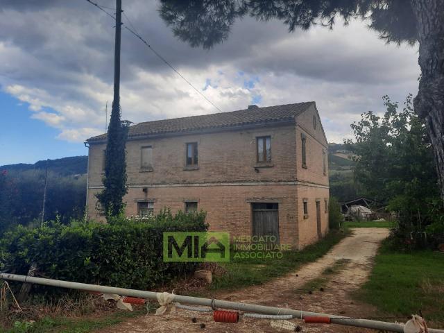 Casa colonica in vendita a Monterubbiano, Rubbianello