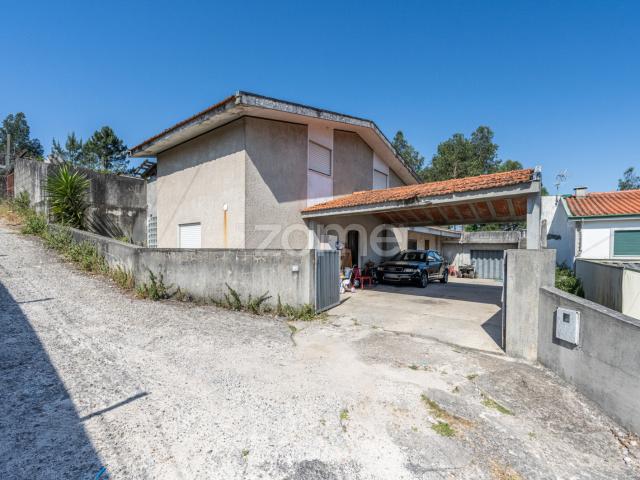 Casa com 2 anexos e 2 lotes de terra para construção
