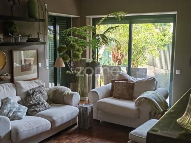 Casa com 2 apartamentos + anexo – jardim, churrasqueira e garagem em Cascais