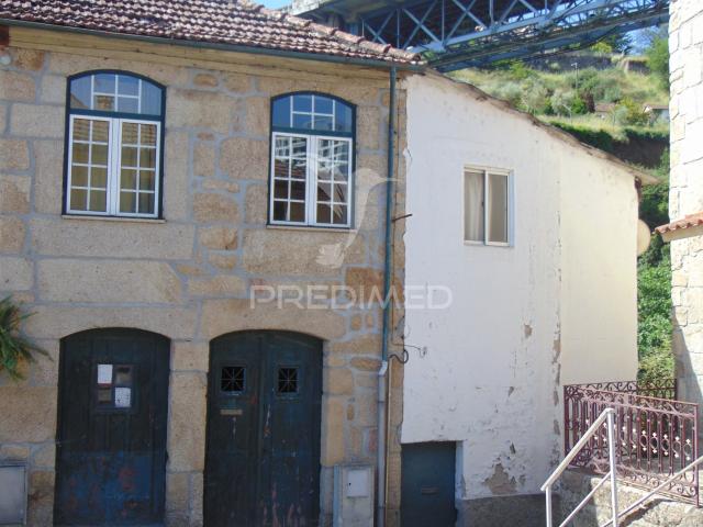 Casa com terreno para recuperar, no Rio Corgo, em Vila Real