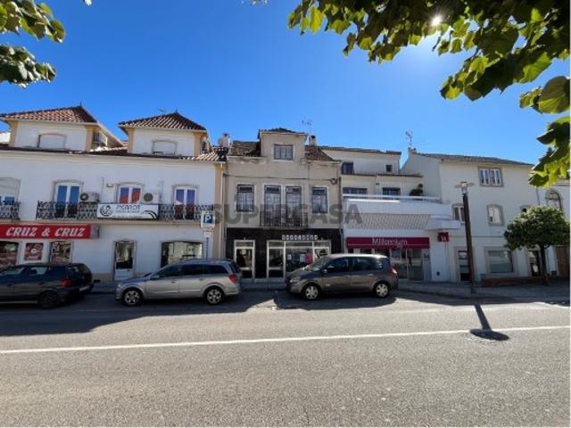Casa com apartamentos e espaço comercial para renovação