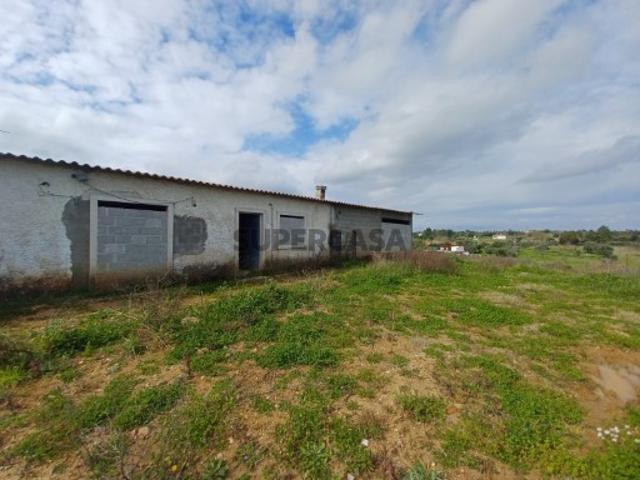 Casa com garagem para recuperar e terreno em aldeia perto bons acessos