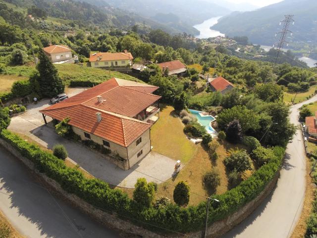 Casa com grandes áreas no Gerês com piscina e vistas sobre o rio