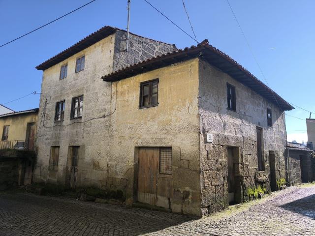 Casa com pátio e garagem para vários carros no centro da aldeia