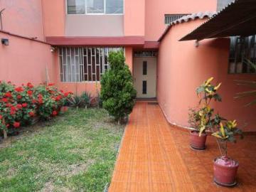 Casa como terreno 300 m2 ideal constructores 5 pisos en surco, actual vivienda