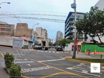 Casa como terreno en zona residencial y comercial en corazon de miraflores