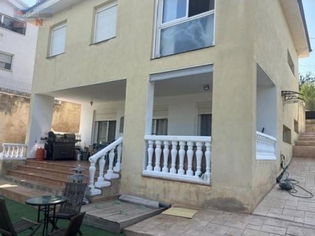 CASA CON 4 HABITACIONES Y GRAN JARDIN