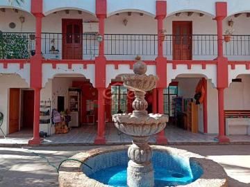 Casa Con 6 Recámaras, Terraza y Patio Central en Lomas del Verde — 6 rec · 564.00 m²