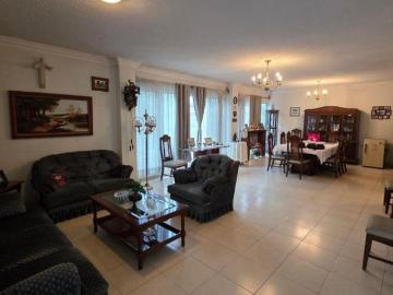 Casa con 986 m² de terreno en fraccionamiento cerrado con vigilancia