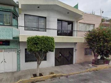 Casa con 290 m² superficie de terreno, 3 habitaciones en venta en Escuadrón 201