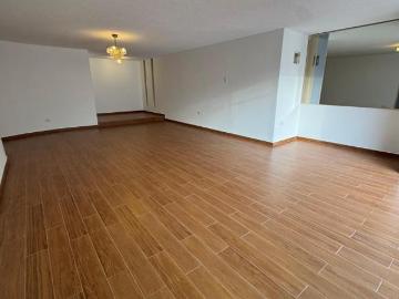 CASA CON 2 NIVELES 3 DORMITORIOS ESCRITORIO SALA TV COCHERA LINEAL JARDIN