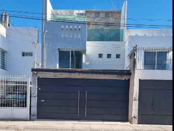 Casa con 3 Niveles en Arboledas de Ibarrilla aun lado de la Marina
