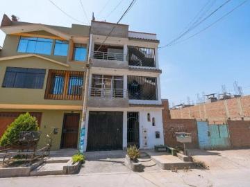 Casa con 3 departamentos en Carabayllo