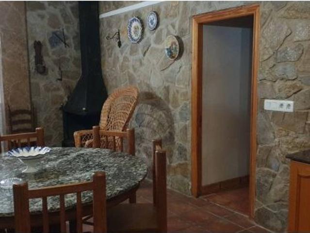 Casa con 3 plantas + almacen