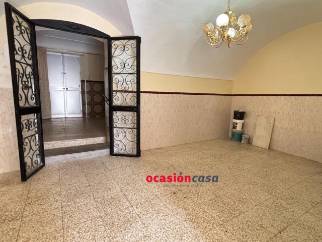 CASA CON TEJADO NUEVO Y PATIO A LA VENTA