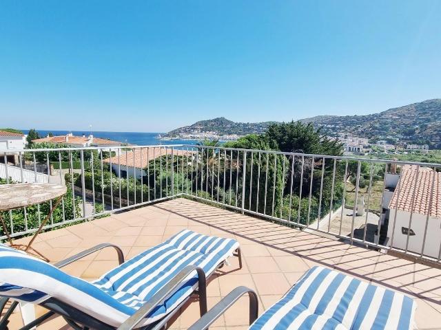 Casa con terraza panorámica y vistas al mar en El Port de la Selva