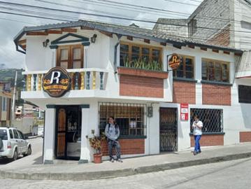 Casa con terreno de venta en Otavalo, calle Sucre