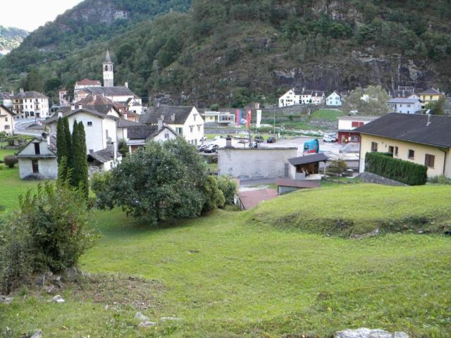 Casa con terreno edificabile annesso / Haus mit grossem Bauland