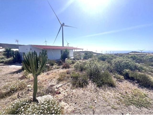 CASA CON TERRENO EN ARICO