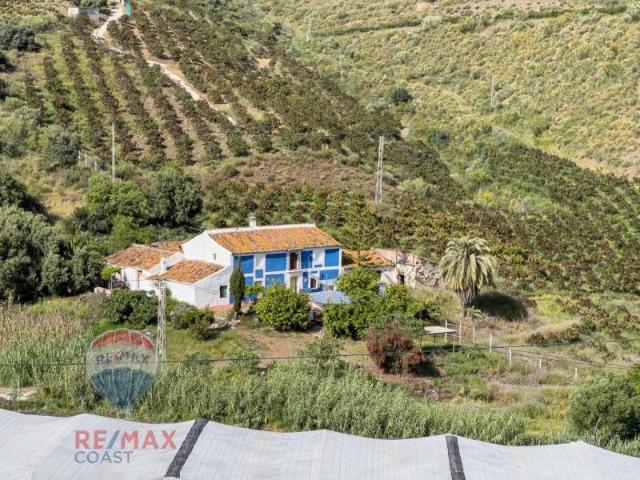 Casa con terreno en venta en Macharaviaya, Cajiz