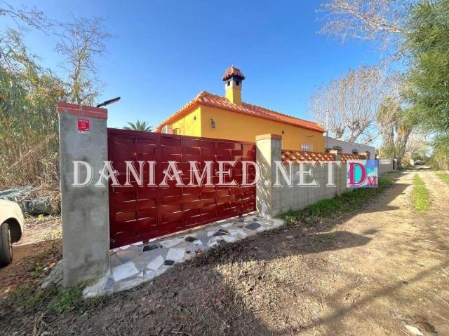 Casa con terreno en venta en Oliva, Deveses