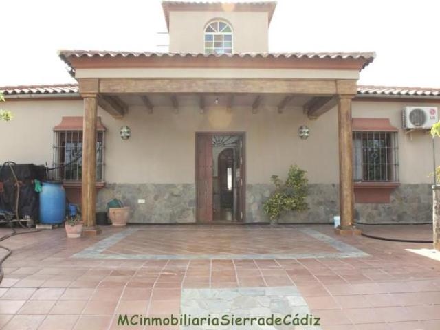 Casa con terreno en venta en Olvera, Olvera