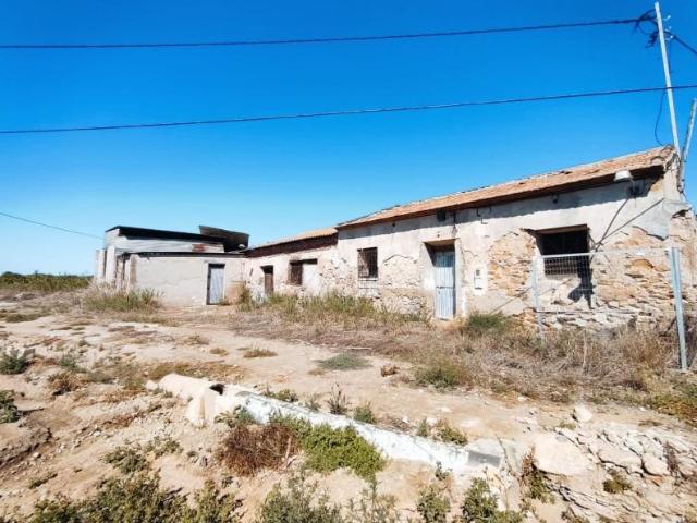 Casa con terreno en venta en Orihuela, Desamparados