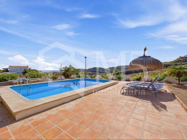 Casa con terreno en venta en Almayate