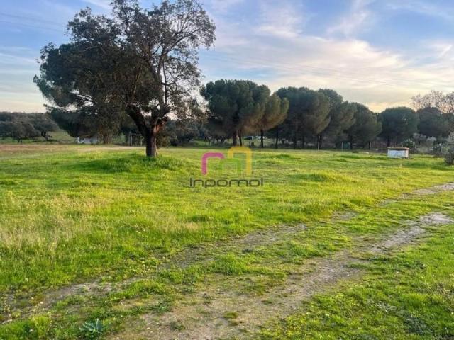 Casa con terreno en venta en Badajoz, Manatío