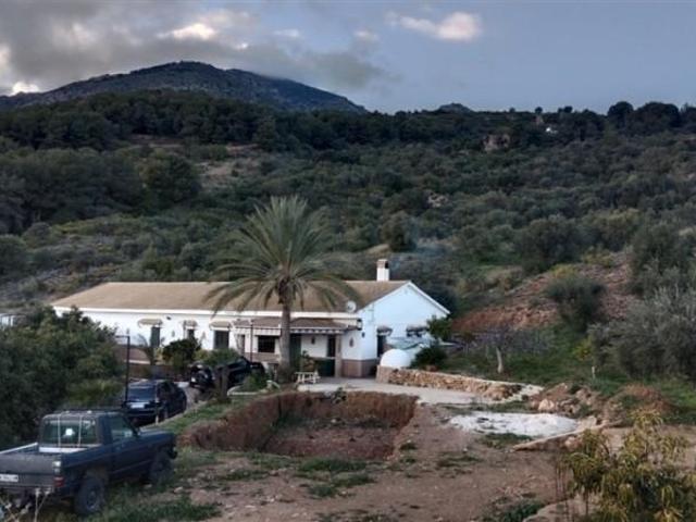 Casa con terreno en venta en Casarabonela