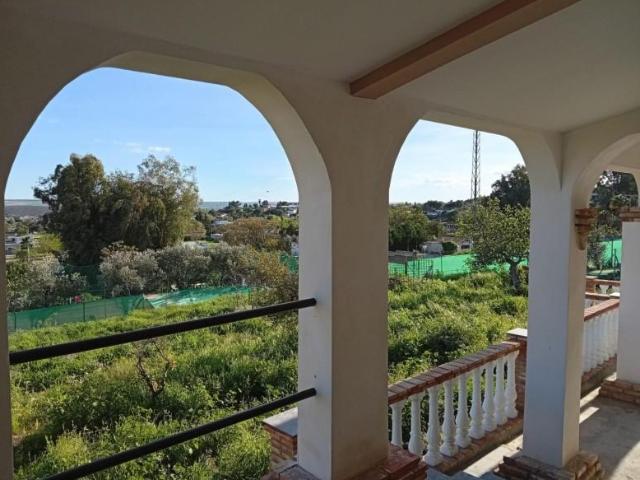 Casa con terreno en venta en Córdoba, Urb. El Sol