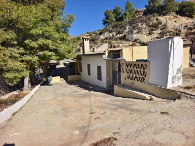 Casa con terreno en venta en Crevillent, Campo
