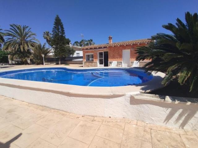 Casa con terreno en venta en Dolores