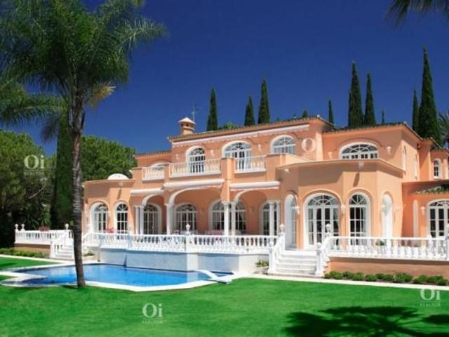 Casa con terreno en venta en Estepona