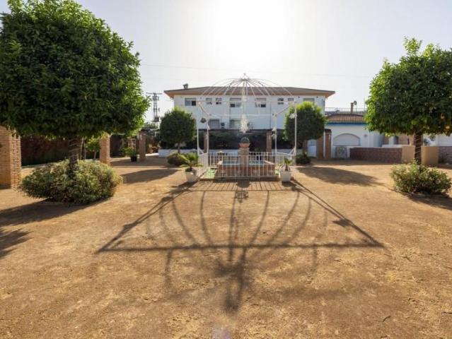 Casa con terreno en venta en Granada, La Chana