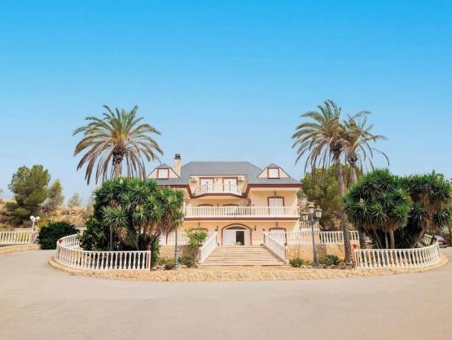 Casa con terreno en venta en Jumilla