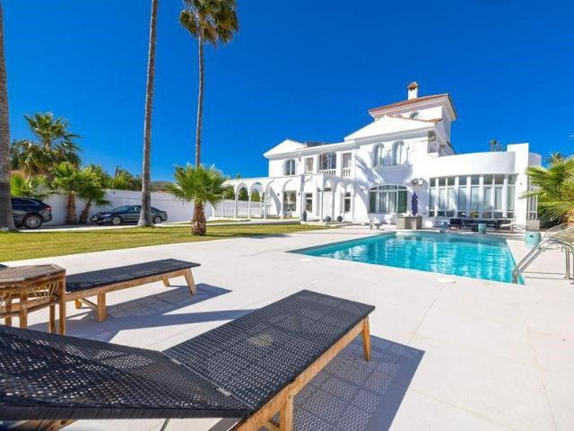 Casa con terreno en venta en La Línea de la Concepción, Huerta Fava