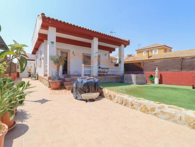 Casa con terreno en venta en Los Alcázares, Bahía bella